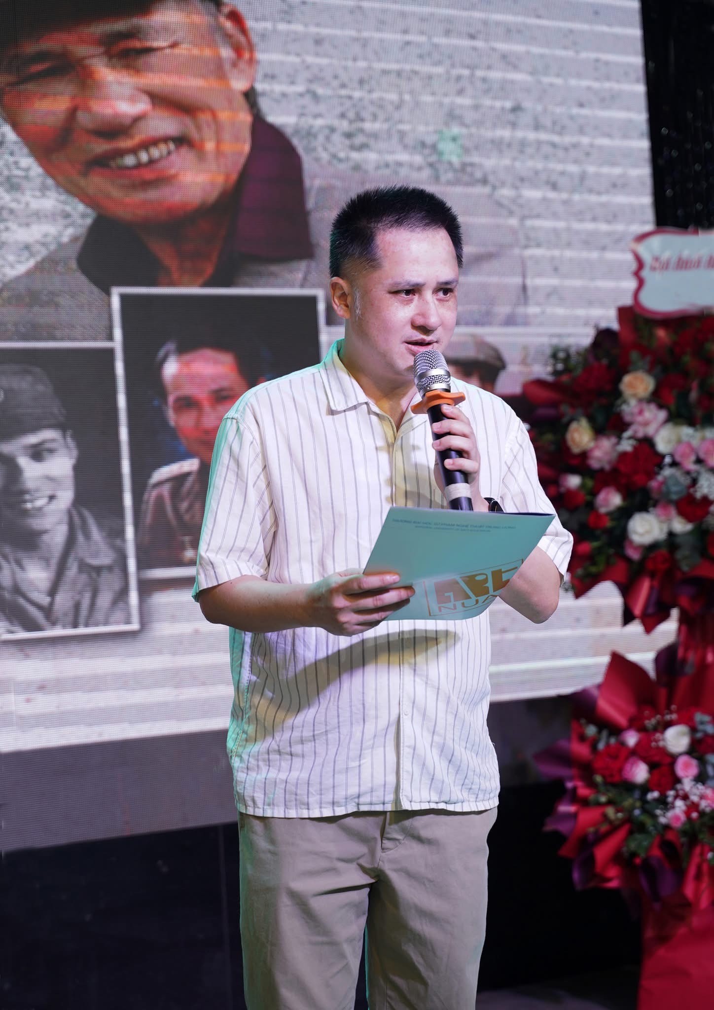 Đại tá, Nhạc sĩ Mai Kiên, con trai Nhạc sĩ Ngọc Khuê phát biểu tại buổi ra mắt sách. 