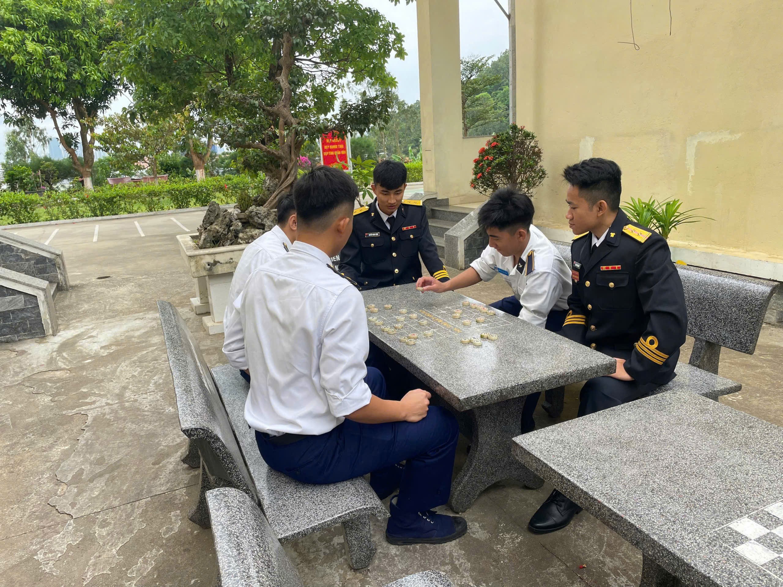 can-bo-chien-si-tram-radar-545-giao-luu-co-tuong-sau-nhung-ca-truc-1777692300.jpg