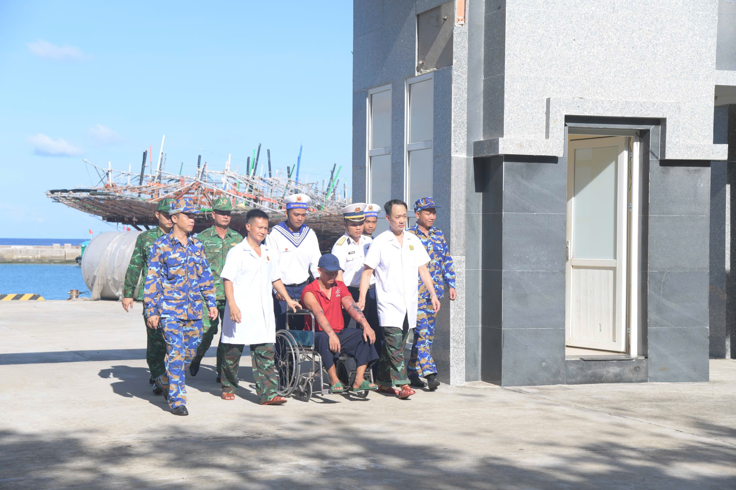 ngu-dan-khan-truong-duoc-di-chuyen-den-benh-xa-dao-de-cap-cuu-1791790468.jpg