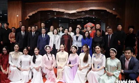 Phu nhân Ngô Phương Ly tại điểm hẹn của những âm vang hữu nghị Việt - Trung