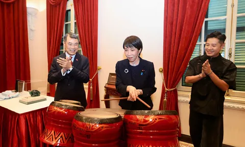 Thủ tướng Nhật Bản Sanae Takaichi trải nghiệm đánh trống truyền thống trong tiệc chiêu đãi tại Việt Nam