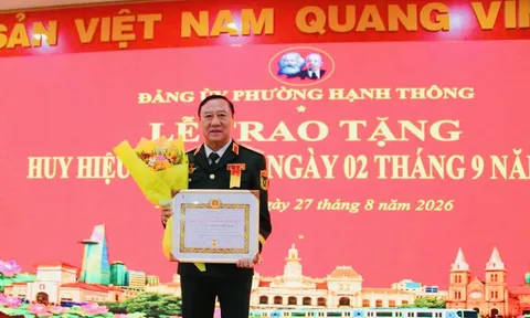 Trung tướng, PGS.TS Nguyễn Đức Hải, nguyên Viện trưởng Viện Chiến lược Quốc phòng vinh dự đón nhận Huy hiệu 50 tuổi Đảng