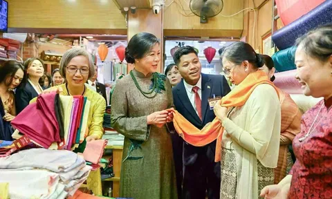 Nét đẹp văn hóa và tình hữu nghị bền chặt qua chuyến thăm làng lụa Vạn Phúc của các Phu nhân