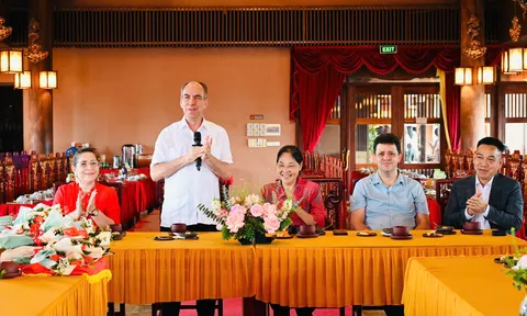 Đại sứ quán Cuba tại Việt Nam thăm và làm việc với Trung tâm Tinh hoa Làng nghề Việt