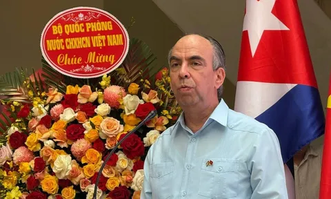 Cái ôm đã đi vào lịch sử hai dân tộc Việt Nam - Cuba