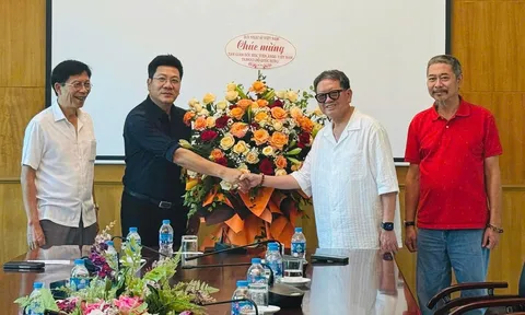 Chủ tịch Hội Nhạc sĩ Việt Nam chúc mừng NSND Quốc Hưng