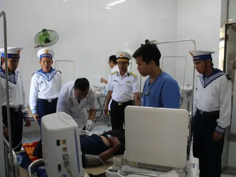 Đảo Song Tử Tây cấp cứu khẩn cấp ngư dân bị liệt hai chi dưới do lặn sâu