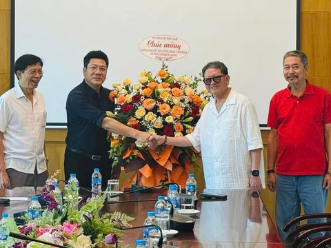Chủ tịch Hội Nhạc sĩ Việt Nam chúc mừng NSND Quốc Hưng