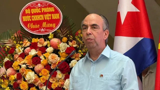 Cái ôm đã đi vào lịch sử hai dân tộc Việt Nam - Cuba